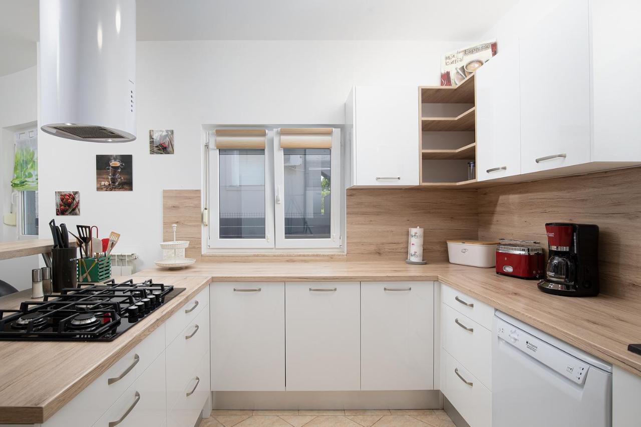 Villa Papillon - Top Ausgestattete Ferienoase Пула Екстериор снимка
